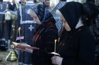 7-Преосвященный епископ Амфилохий совершил утреню Великого пятка с чтением двенадцати Страстных Евангелий