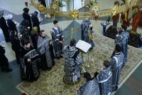 8-Преосвященный епископ Амфилохий совершил утреню Великого пятка с чтением двенадцати Страстных Евангелий