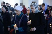 9-Преосвященный епископ Амфилохий совершил утреню Великого пятка с чтением двенадцати Страстных Евангелий