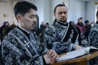 10-Преосвященный епископ Амфилохий совершил утреню Великого пятка с чтением двенадцати Страстных Евангелий
