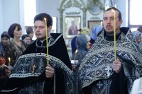 11-Преосвященный епископ Амфилохий совершил утреню Великого пятка с чтением двенадцати Страстных Евангелий