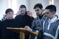 15-Преосвященный епископ Амфилохий совершил утреню Великого пятка с чтением двенадцати Страстных Евангелий