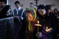 16-Преосвященный епископ Амфилохий совершил утреню Великого пятка с чтением двенадцати Страстных Евангелий