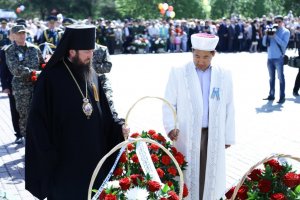 Преосвященный епископ Амфилохий возложил венок к вечному огню в Алее Славы Усть-Каменогорска