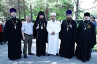 1-Преосвященный епископ Амфилохий возложил венок к вечному огню в Алее Славы Усть-Каменогорска