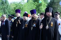 2-Преосвященный епископ Амфилохий возложил венок к вечному огню в Алее Славы Усть-Каменогорска