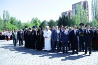 3-Преосвященный епископ Амфилохий возложил венок к вечному огню в Алее Славы Усть-Каменогорска