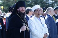 4-Преосвященный епископ Амфилохий возложил венок к вечному огню в Алее Славы Усть-Каменогорска