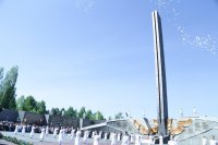 5-Преосвященный епископ Амфилохий возложил венок к вечному огню в Алее Славы Усть-Каменогорска