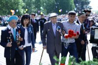 6-Преосвященный епископ Амфилохий возложил венок к вечному огню в Алее Славы Усть-Каменогорска