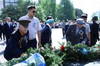 7-Преосвященный епископ Амфилохий возложил венок к вечному огню в Алее Славы Усть-Каменогорска
