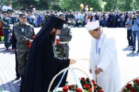 8-Преосвященный епископ Амфилохий возложил венок к вечному огню в Алее Славы Усть-Каменогорска