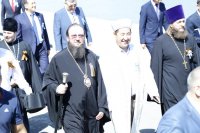 9-Преосвященный епископ Амфилохий возложил венок к вечному огню в Алее Славы Усть-Каменогорска