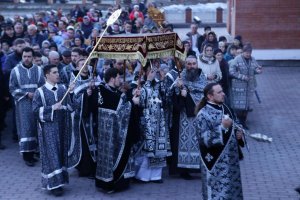 Управляющий Усть-Каменогорской епархией совершил утреню Великой субботы с чином погребения