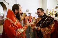 32-В четверг Светлой седмицы Епископ Амфилохий совершил Литургию в Андреевском соборе и удостоил ряд клириков Усть-Каменогорской епархии богослужебных наград