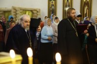 3-Радуйся, Пречистая, весь мир рождеством Своим возвеселившая