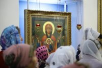 8-Радуйся, Пречистая, весь мир рождеством Своим возвеселившая