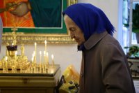 9-Радуйся, Пречистая, весь мир рождеством Своим возвеселившая