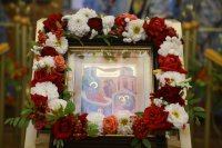 16-Радуйся, Пречистая, весь мир рождеством Своим возвеселившая
