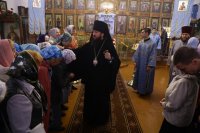32-Радуйся, Пречистая, весь мир рождеством Своим возвеселившая