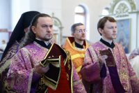 8-В Неделю четвертую Великого поста епископ Амфилохий совершил Литургию свт. Василия Великого в главном храме Усть-Каменогорска – Андреевском соборе