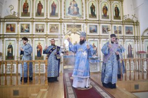 Епископ Амфилохий совершил утреню с чтением Акафиста Пресвятой Богородице в Андреевском кафедральном соборе в Усть-Каменогорске