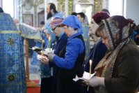 11-Епископ Амфилохий совершил утреню с чтением Акафиста Пресвятой Богородице в Андреевском кафедральном соборе в Усть-Каменогорске