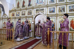 В праздник Воздвижения Креста Господня Управляющий Усть-Каменогорской епархией возглавил Литургию в главном храме Восточного Казахстана