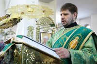 19-В праздник Святой Пятидесятницы Епископ Амфилохий совершил Божественную литургию в главном храме Восточного Казахстана