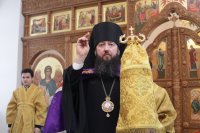 5-В воскресный день епископ Амфилохий совершил Божественную Литургию в Свято-Троицком соборе Усть-Каменогорска