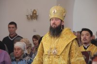 6-В воскресный день епископ Амфилохий совершил Божественную Литургию в Свято-Троицком соборе Усть-Каменогорска