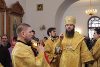 9-В воскресный день епископ Амфилохий совершил Божественную Литургию в Свято-Троицком соборе Усть-Каменогорска