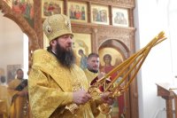 10-В воскресный день епископ Амфилохий совершил Божественную Литургию в Свято-Троицком соборе Усть-Каменогорска
