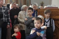 21-В воскресный день епископ Амфилохий совершил Божественную Литургию в Свято-Троицком соборе Усть-Каменогорска