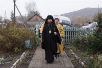 6-В Неделю 17-ю по Пятидесятнице епископ Амфилохий совершил Божественную Литургию в Покровском храме села Верх-Уба