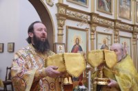 12-В воскресный день епископ Амфилохий возглавил служение Божественной Литургии в кафедральном соборе