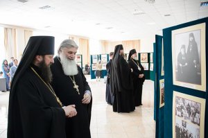 Епископ Амфилохий посетил выставку фотографий, открывшуюся в Алма-Аты к 70-летию возвращения Никольского собора Православной Церкви