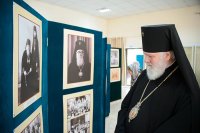 1-Епископ Амфилохий посетил выставку фотографий, открывшуюся в Алма-Аты к 70-летию возвращения Никольского собора Православной Церкви