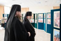 4-Епископ Амфилохий посетил выставку фотографий, открывшуюся в Алма-Аты к 70-летию возвращения Никольского собора Православной Церкви