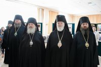 6-Епископ Амфилохий посетил выставку фотографий, открывшуюся в Алма-Аты к 70-летию возвращения Никольского собора Православной Церкви