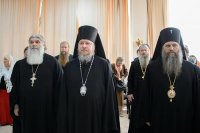 7-Епископ Амфилохий посетил выставку фотографий, открывшуюся в Алма-Аты к 70-летию возвращения Никольского собора Православной Церкви