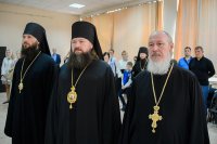 8-Епископ Амфилохий посетил выставку фотографий, открывшуюся в Алма-Аты к 70-летию возвращения Никольского собора Православной Церкви