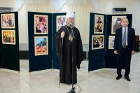 9-Епископ Амфилохий посетил выставку фотографий, открывшуюся в Алма-Аты к 70-летию возвращения Никольского собора Православной Церкви