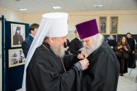 12-Епископ Амфилохий посетил выставку фотографий, открывшуюся в Алма-Аты к 70-летию возвращения Никольского собора Православной Церкви