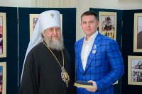 15-Епископ Амфилохий посетил выставку фотографий, открывшуюся в Алма-Аты к 70-летию возвращения Никольского собора Православной Церкви