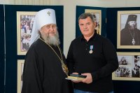 16-Епископ Амфилохий посетил выставку фотографий, открывшуюся в Алма-Аты к 70-летию возвращения Никольского собора Православной Церкви