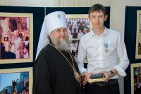 19-Епископ Амфилохий посетил выставку фотографий, открывшуюся в Алма-Аты к 70-летию возвращения Никольского собора Православной Церкви
