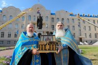 2-В канун праздника Успения Божией Матери Управляющий Усть-Каменогорской и Семипалатинской епархией сослужил митрополиту Астанайскому и Казахстанскому Александру за всенощным бдением в главном храме Казахстанского Митрополичьего округа