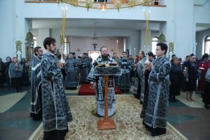 Епископ Амфилохий совершил утреню с чтением двенадцати Страстных Евангелий в кафедральном храме Усть-Каменогорска