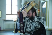 1-Епископ Амфилохий совершил утреню с чтением двенадцати Страстных Евангелий в кафедральном храме Усть-Каменогорска